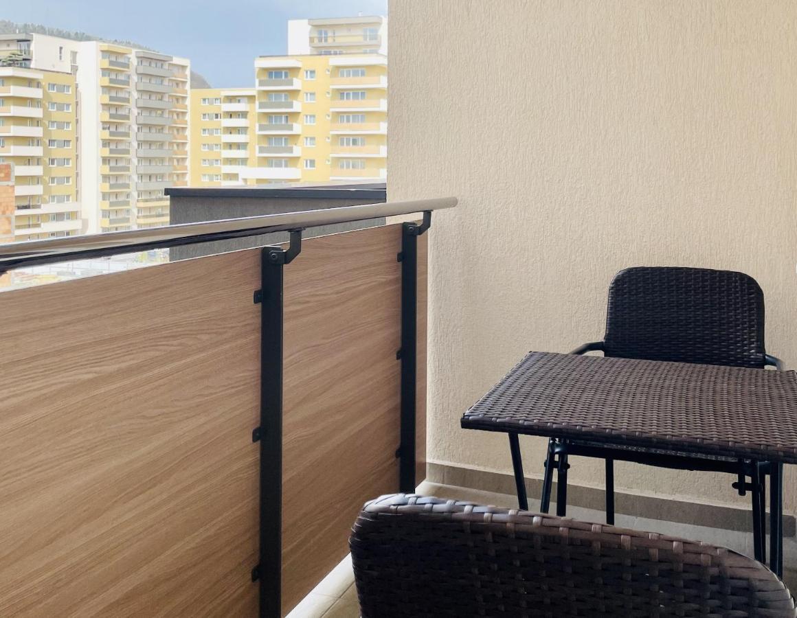 Ferienwohnung Mountain Crib In Urban Plaza W. Parking & Netflix Brașov Exterior foto
