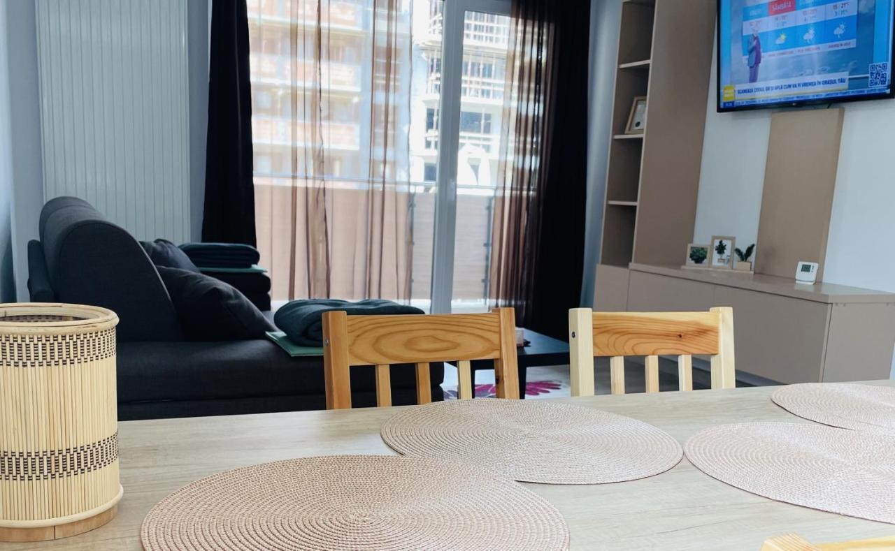 Ferienwohnung Mountain Crib In Urban Plaza W. Parking & Netflix Brașov Exterior foto