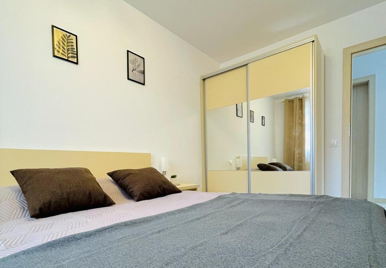 Ferienwohnung Mountain Crib In Urban Plaza W. Parking & Netflix Brașov Exterior foto