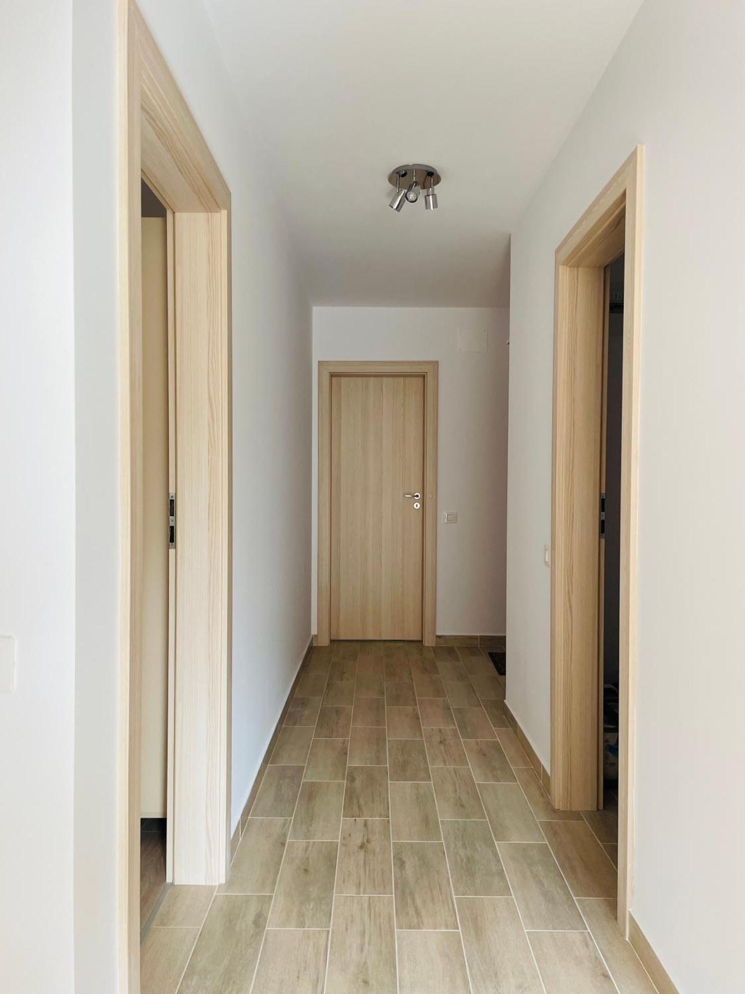 Ferienwohnung Mountain Crib In Urban Plaza W. Parking & Netflix Brașov Exterior foto